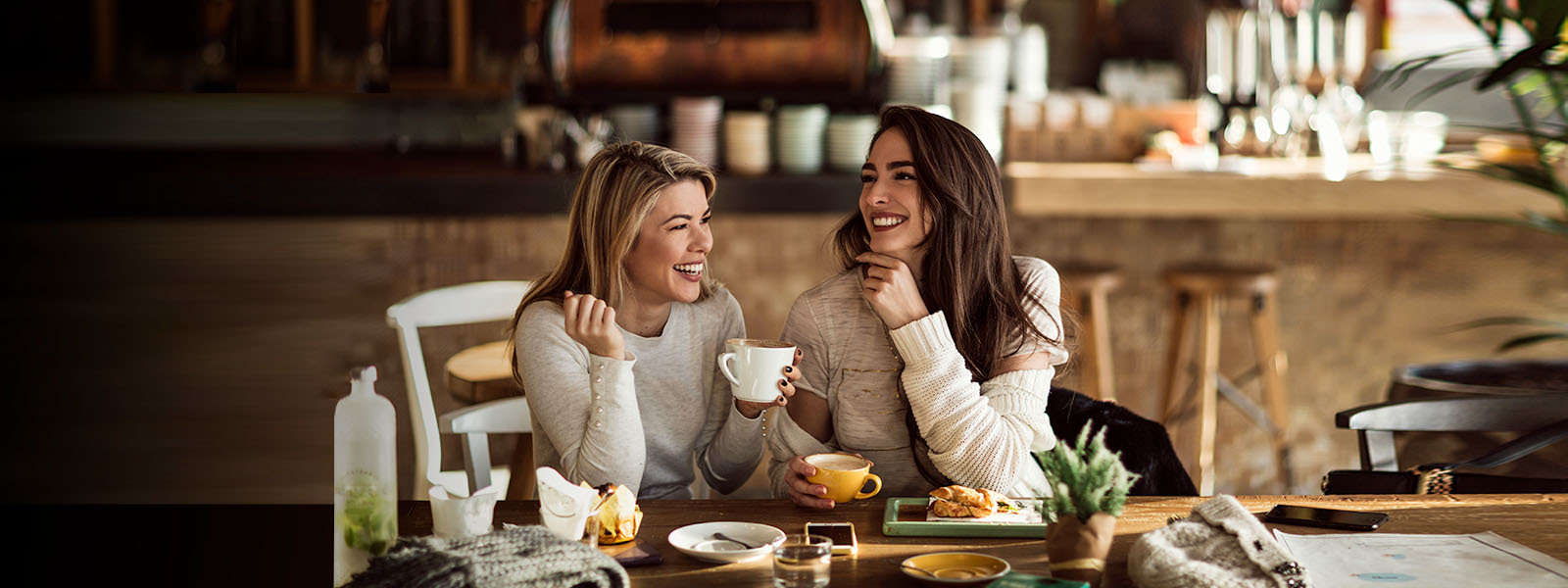 Mujeres sonrientes tomando café