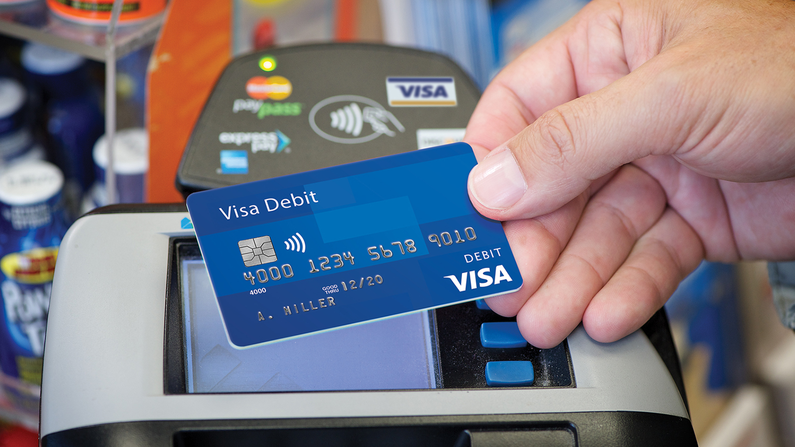 Toma de cerca a tarjeta chip Person using a Visa payWave debit card at a payment terminal.