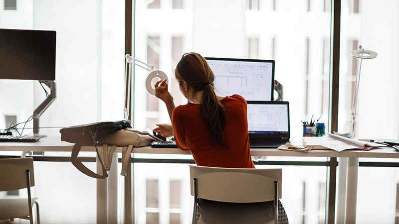 Mujer en oficina