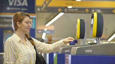 Mujer pagando con Visa