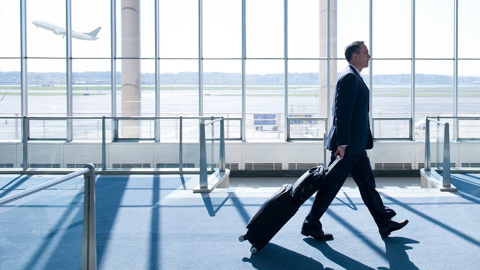 Hombre caminando en un aeropuerto