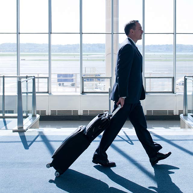 Hombre caminando en un aeropuerto