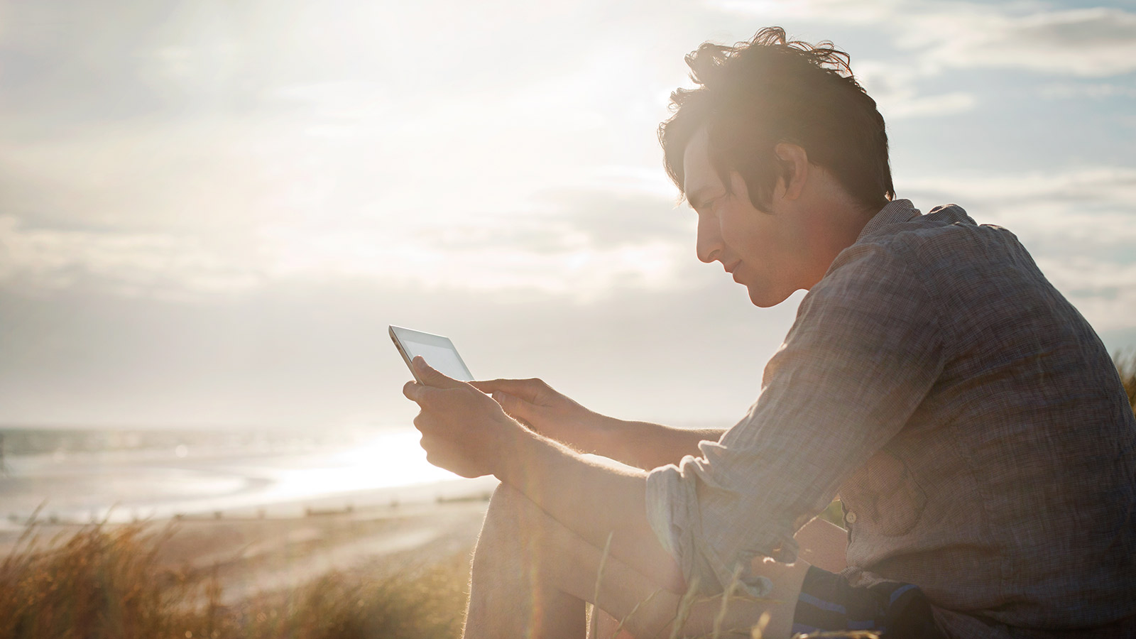 Hombre al aire libre utilizando tablet