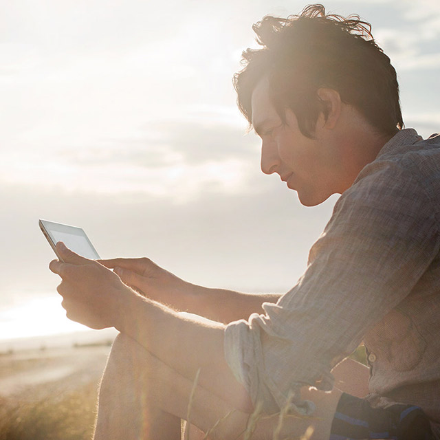 Hombre al aire libre utilizando tablet