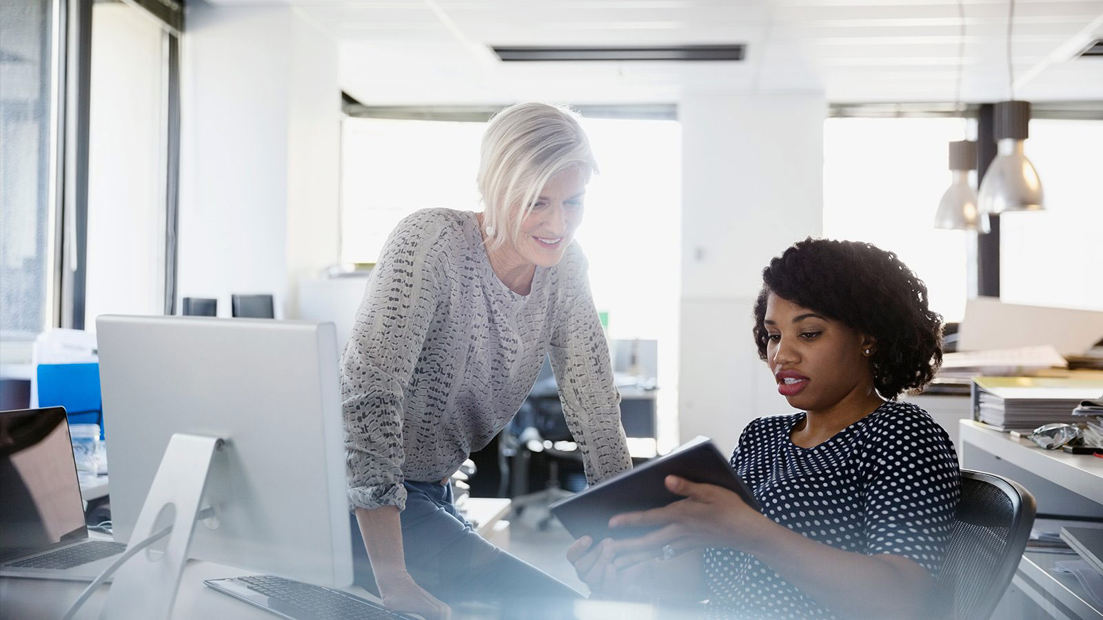 Mujeres hablando sobre trabajo