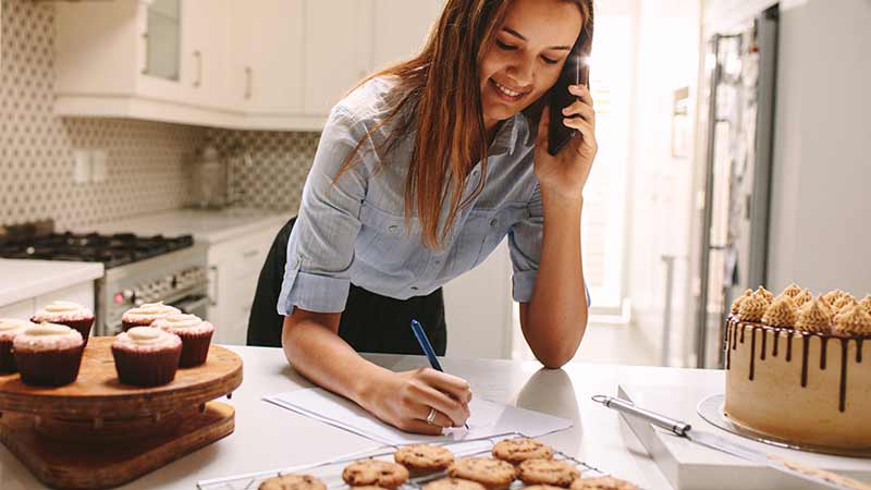 mujer hablando por telefono tomando nota