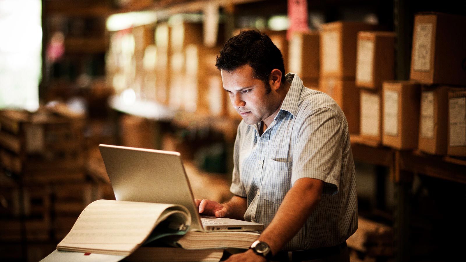 Hombre trabajando frente a su laptop