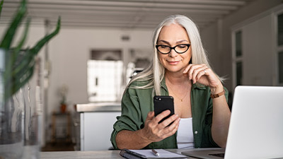 Mujer sonriente utilizando su celular