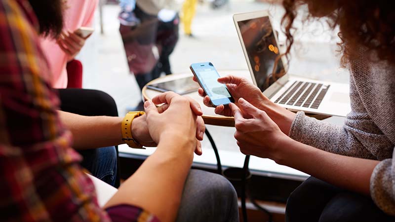 amigos mirando un teléfono móvil