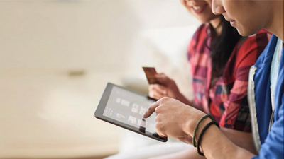 Jóvenes utilizando una tablet