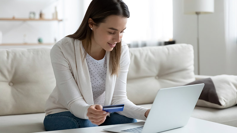 fraude-800x450 mujer trabajando en su compu
