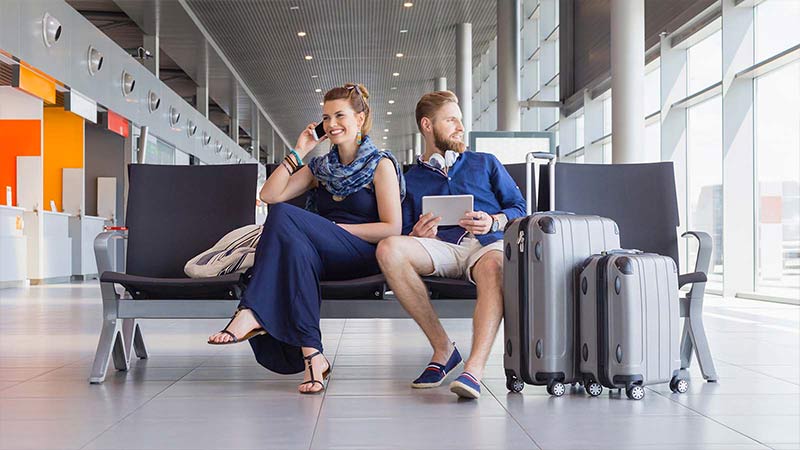 Casal aguardando o voo no aeroporto