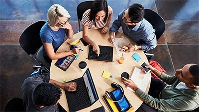 Personas reunidas en el trabajo