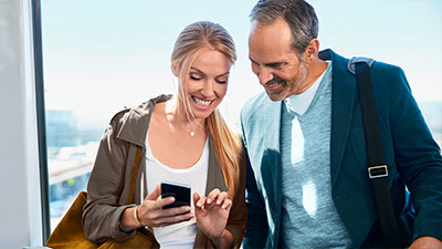 Pareja utilizando el servicio de Fast Pass de Visa en el aeropuerto