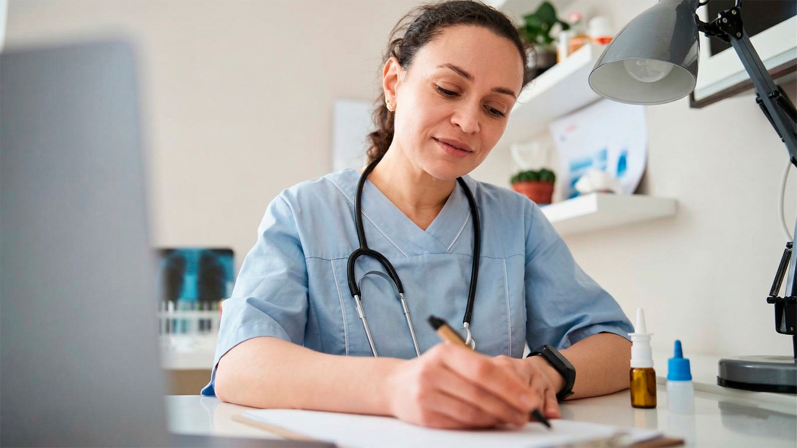 Doctora escribiendo una receta