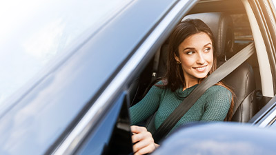 Mujer utilizando el beneficio de Parking gratuito de Visa