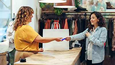 Mujer comorando con el seguro de protección de compra de Visa