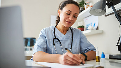 Doctora atendiendo a través del beneficio de Servicio Médico de Visa