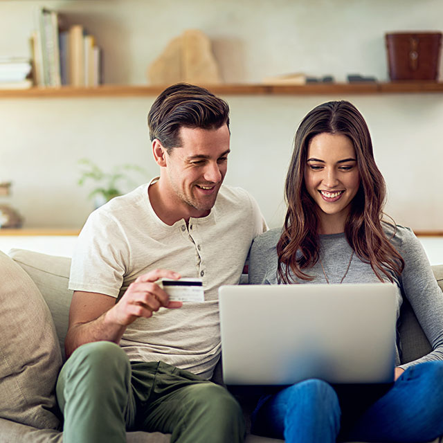 pareja haciendo compras online desde su computadora