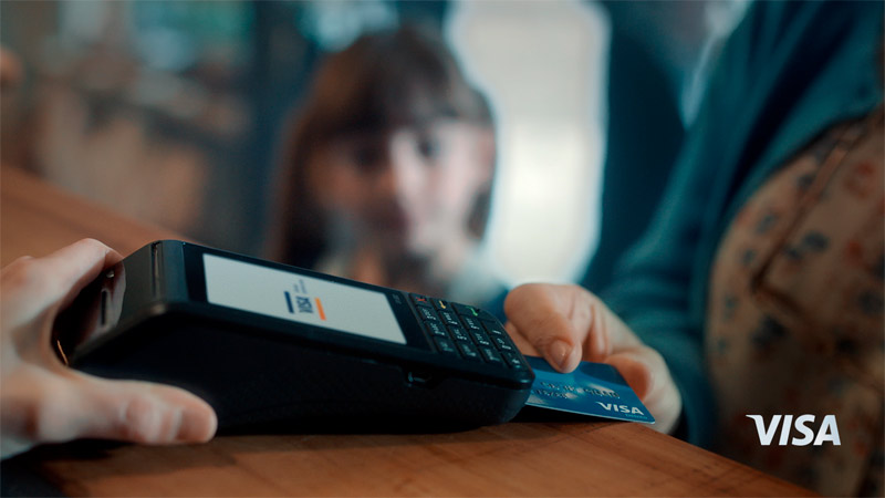 Persona pagando con Visa Débito