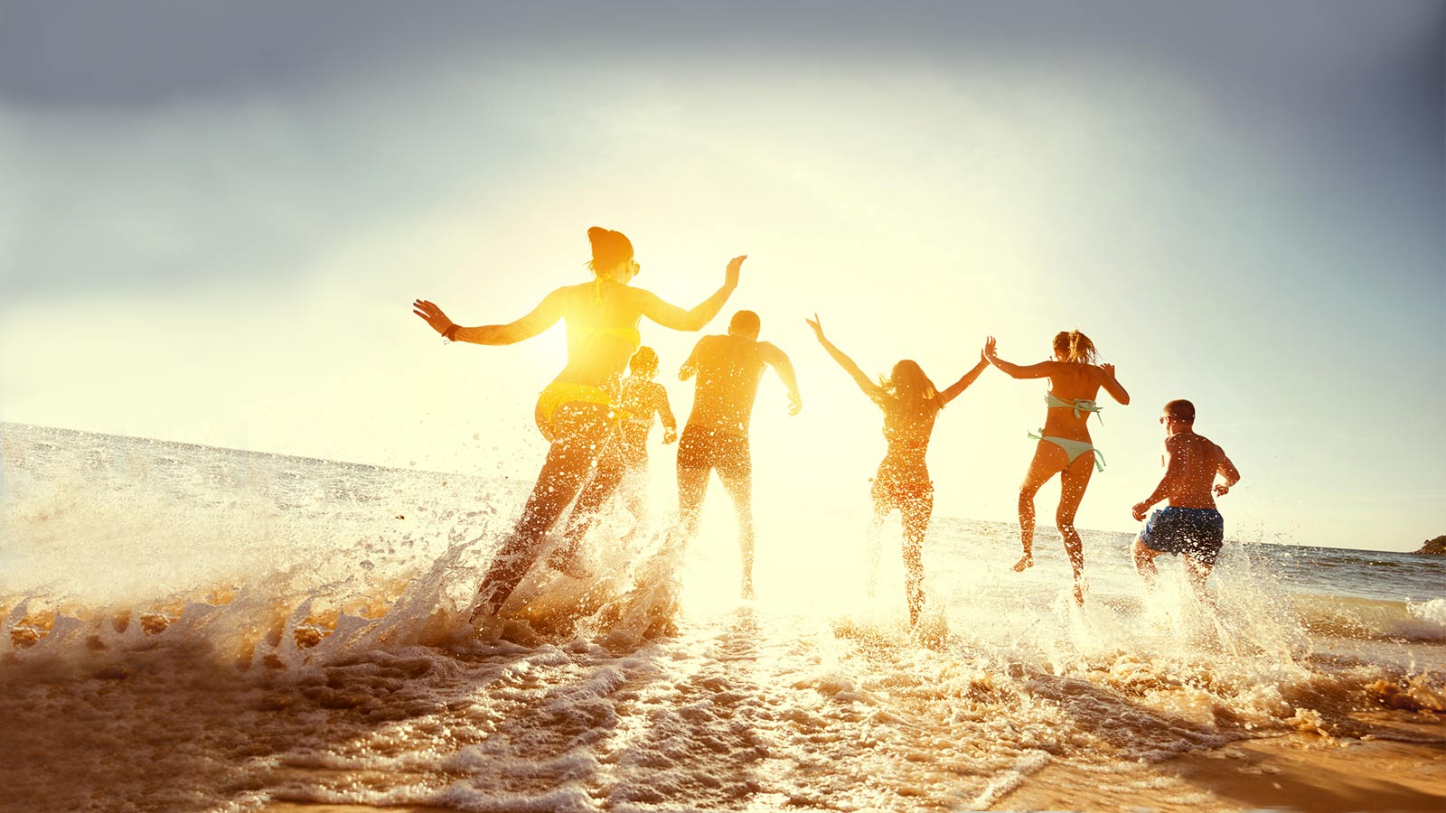 Amigos saltando en el mar