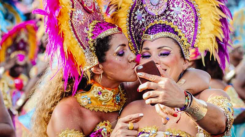 Amigas en el carnaval