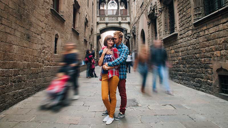 Pareja paseando por Barcelona