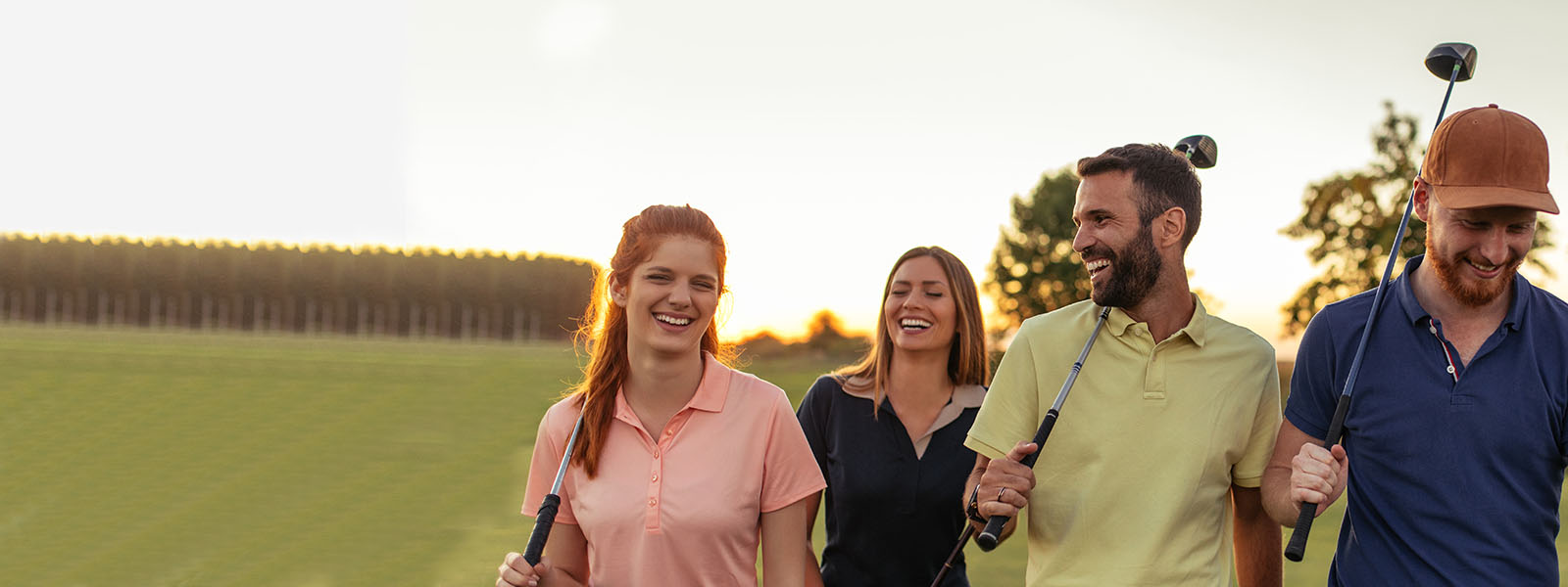 amigos jugando al golf