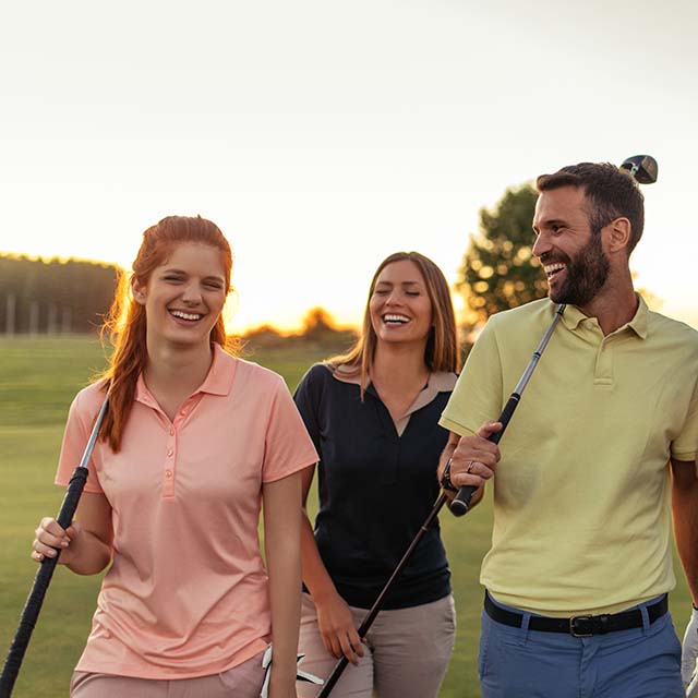 amigos jugando al golf