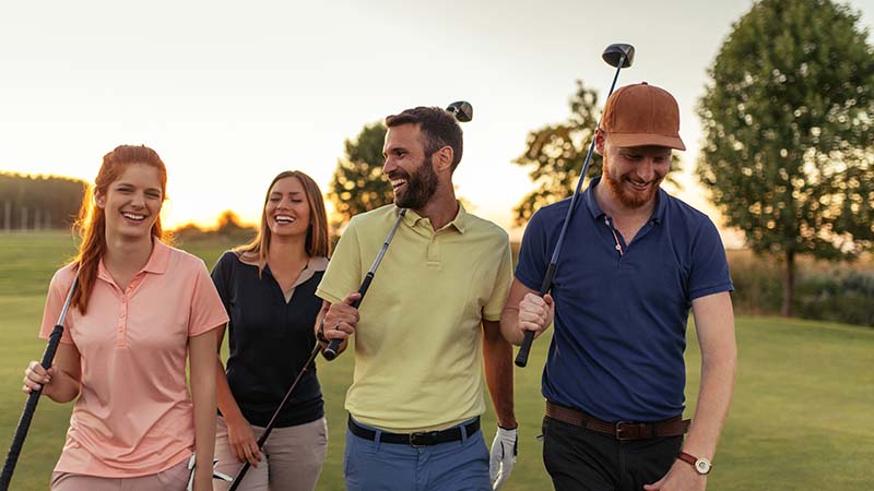 amigos jugando al golf
