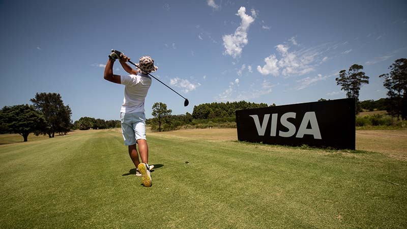 hombre jugando al golf