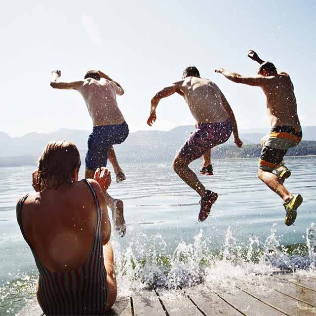 amigos saltando al mar