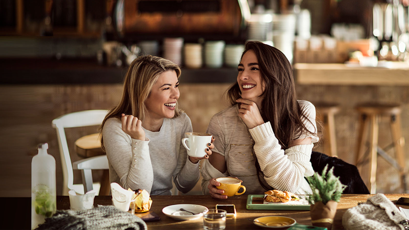 Mujeres sonrientes tomando café