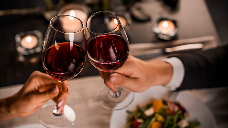 Pareja brindando con copas de vino