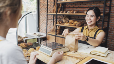 Mujer vendedora en una panadería