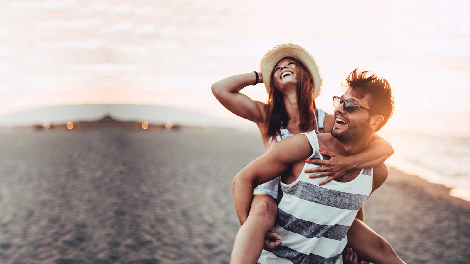 Pareja disfrutando en la playa