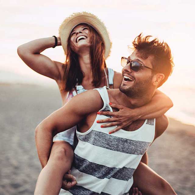 Pareja disfrutando en la playa