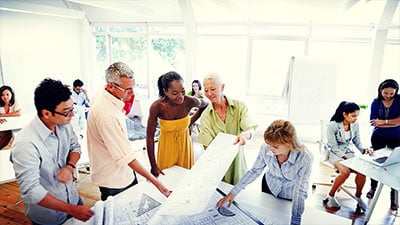 Personas debatiendo en un ambiente laboral